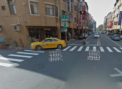 太驚險! 台南機車騎到一半竟被馬路吃了 | Google地圖顯示 該處先前並無人孔蓋