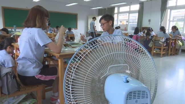 【午間搶先報】高中驚傳集體中暑! 疑為省電費 | 華視新聞
