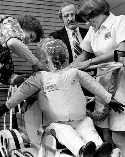【圖】終身活在「泡泡裡」 他死前才第一次摸到媽媽 | 泡泡男孩穿上NASA特製衣服