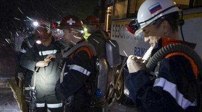 俄羅斯煤礦場遭祝融 逾50人受困 | 救難人員搶救。(圖片:美聯社)