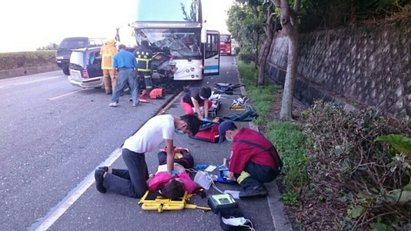 台東遊覽車撞休旅車 4人無生命跡象 | 警消持續搶救。