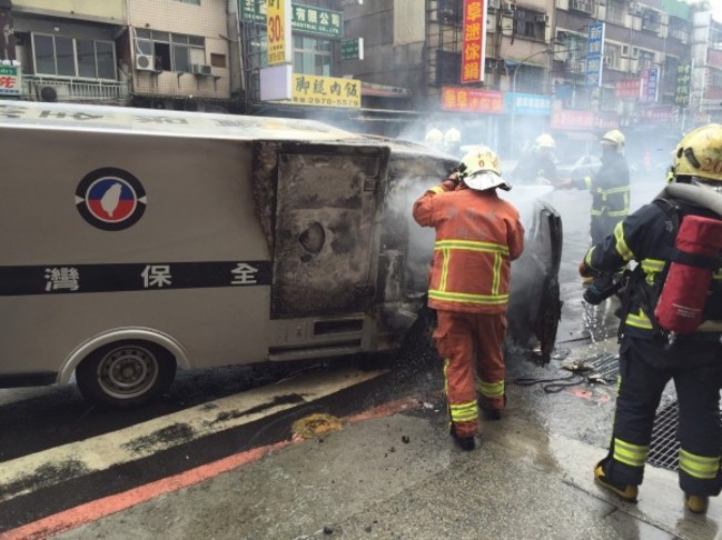 【午間搶先報】三重追撞車禍 運鈔車起火狂燒 | 華視新聞