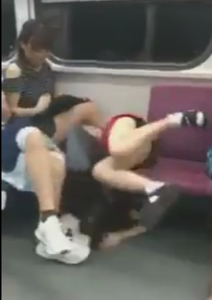 正妹搭火車睡到「倒栽蔥」 全車人嚇傻 | 女子睡到倒栽蔥
