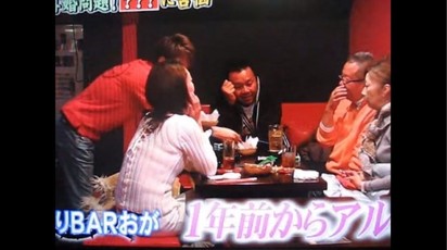 前天團男星成廉價打工仔 淪賣簽名板餬口 | 44歲的山本淳一現在在餐廳打工。翻攝自YOUTUBE。