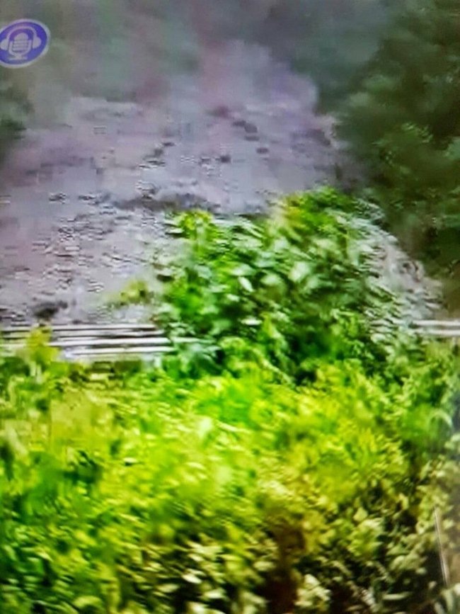 快訊! 屏東大武便橋被沖斷 上百村民受困 | 華視新聞