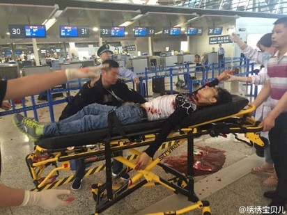 【影】上海浦東機場爆炸案! 嫌犯引爆後割頸疑輕生 | 爆炸現場一名男子頸部滿是鮮血，躺在急救床上等待救援(翻攝網路)