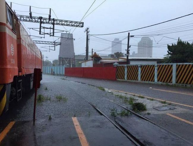 台鐵軌道1天淹2次 近5千旅客受影響 | 華視新聞