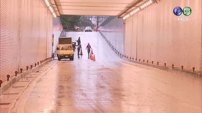 雨勢趨緩! 台北市信義路車行地下道開放通車 | 華視新聞