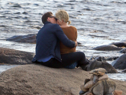 邪神洛基拍雜誌脫了! 「難怪泰勒絲著迷」 | 泰勒絲和希德斯頓被拍到在海邊熱吻，戀情曝光(翻攝網路)