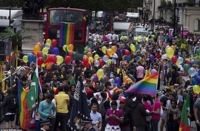 倫敦同志大遊行 七彩繽紛吸引數萬人 | 邁入43年的倫敦同志遊行.