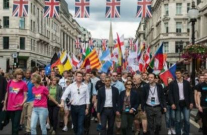倫敦同志大遊行 七彩繽紛吸引數萬人 | 倫敦市長薩迪柯汗也參加遊行.