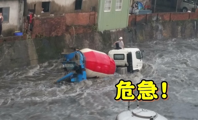 驚險瞬間! 暴雨突襲工人一度受困溪中 | 華視新聞