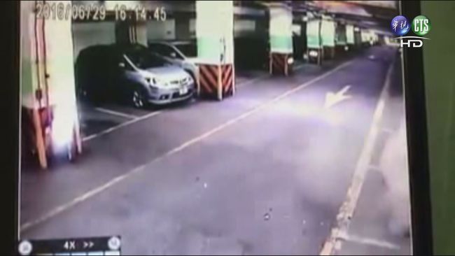 【午間搶先報】停車場驚天爆! 10轎車衰砸爛 | 華視新聞
