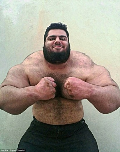 伊朗真人版浩克從軍 誓言打爆IS | 體重155公斤的薩賈德‧加里卜可舉起180公今的重物。(翻攝每日郵報)