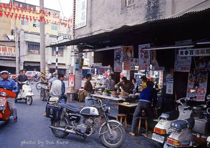 攝影師土井九郎 30年前台灣懷舊照片感動千人 | 1984年台南的市場一景。(翻攝Doi Kuro臉書)
