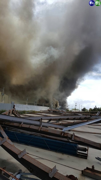 林口鐵皮工廠大火 濃煙密布毀4廠房 | 