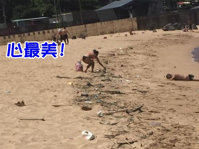 垃圾堆沙灘 比基尼辣妹彎腰成最美風景! | 華視新聞