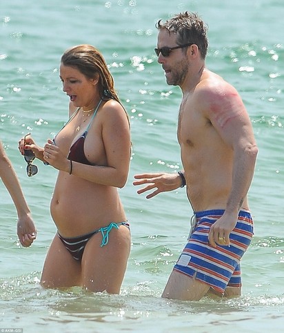 最強孕婦布蕾克 挺肚漲奶下海夾緊老公 | 挺漲奶孕肚還是要下水。(翻攝Daily Mail Online)