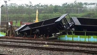 尼伯特17級風襲台東 台鐵19噸貨車被吹翻 | 台東貨車傾倒。