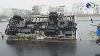 颱風尼伯特肆虐 台東綠樹吹禿8頓貨車翻【影】