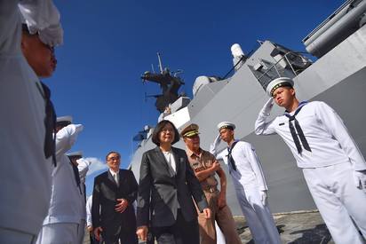 蔡總統登迪化艦喊話 巡航南海「捍衛國家利益」 | 