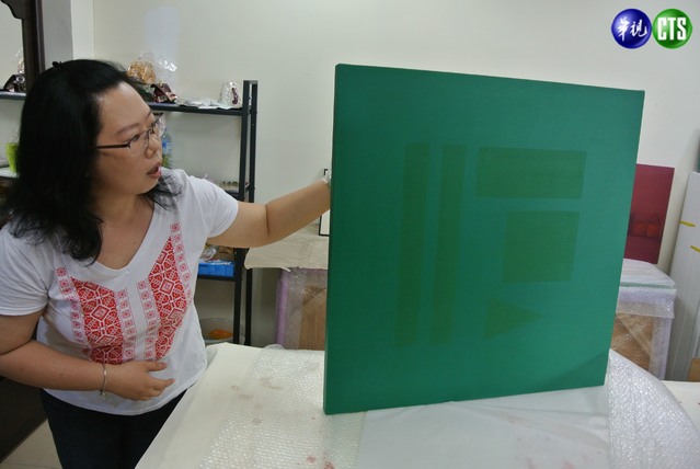 創作家陳小鳳透過板畫傳達淡水的意象。