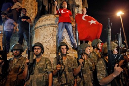 【華視搶先報】土耳其傳政變 總理公開譴責軍隊 | 軍隊封鎖跨海大橋。