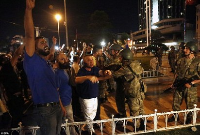 肉身阻擋坦克車 土耳其軍事政變已有42死 | 民眾到持槍軍官前方抗議。