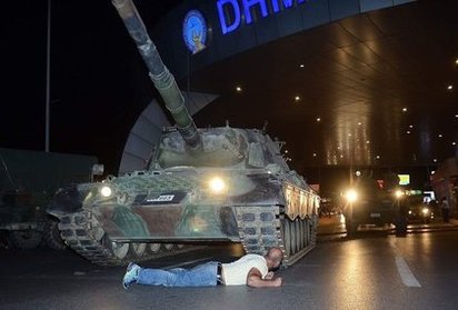 【土耳其政變】將領被擊斃 總統:政變已結束! | 有民眾用肉身擋子彈。路透