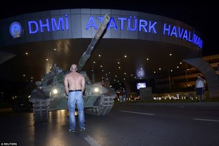 肉身阻擋坦克車 土耳其軍事政變已有42死