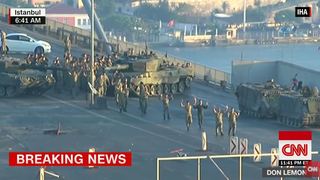 【影】土國政變失敗90人死 士兵雙手投降遊街