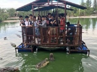驚險玩命之旅! 陸客遊泰站浮筏"釣鱷魚"