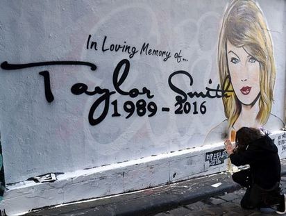 澳洲大型塗鴉「悼念」泰勒絲 粉絲蜂擁朝聖 | 塗鴉惡搞牆傳出.有粉絲到場膜拜