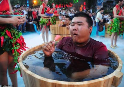 陸40度高溫 冰桶內吃辣椒.水中打麻將消暑 | 第一輪吃冰棒（翻自huanqiu.com）