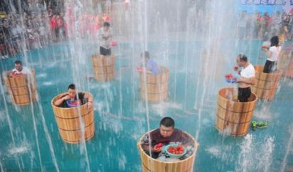 陸40度高溫 冰桶內吃辣椒.水中打麻將消暑 | 杭州冰火二重天比賽（翻自foodsafes.cn）