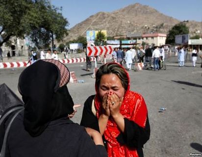 【影】阿富汗恐攻81死231傷 內政部發遊行禁令 | 恐攻後，現場一片混亂。(翻攝美聯社)