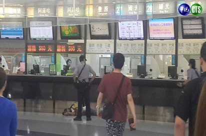 【影片】台北轉運站男開槍轟頭 旅客驚恐逃竄 | 