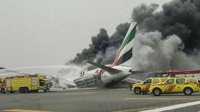 【影】阿聯酋航空班機EK521 引擎起火迫降杜拜 | 華視新聞