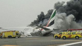 【影】阿聯酋航空班機EK521 引擎起火迫降杜拜