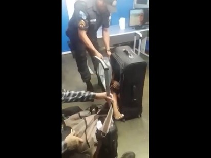 命案?! 女子行李箱驚見一隻"小手" | 小男孩被裝在行李箱中。(照片翻攝Rio De Janeiro)