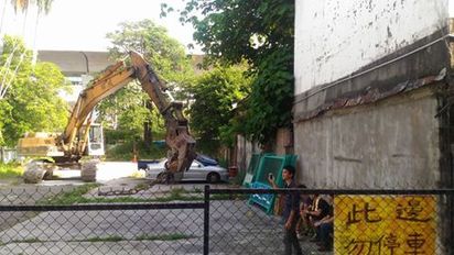 【影】台中發暫列古蹟公文 台鐵老舊宿舍仍拆 | 怪手到場。