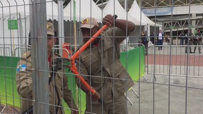 里約奧運選手村爛到爆 網友:任務活著回來! 【圖多】 | 奧運主場館東門的鑰匙遺失，出動消防隊剪開大門鎖