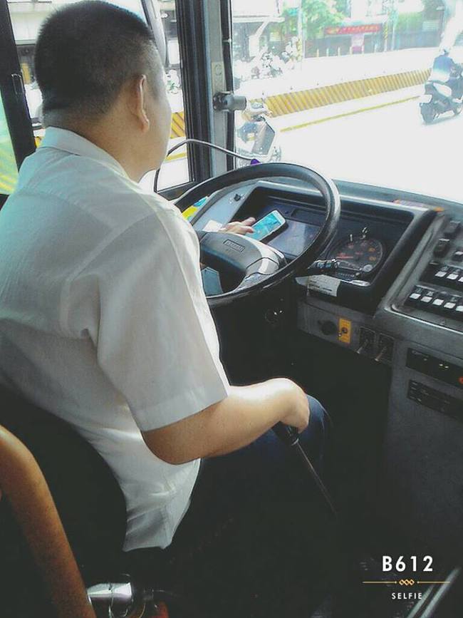 扯! 公車司機瘋"寶可夢" 竟邊開車邊玩 | 華視新聞
