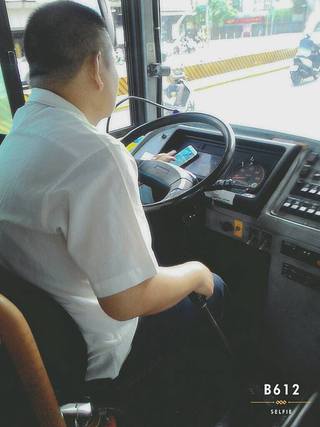扯! 公車司機瘋"寶可夢" 竟邊開車邊玩
