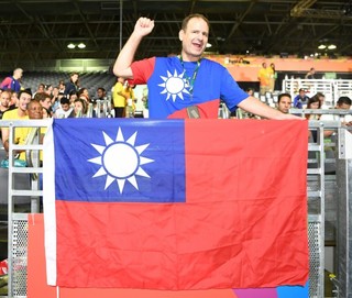 愛台灣! 美國男穿國旗衣進奧會賽場遭刁難