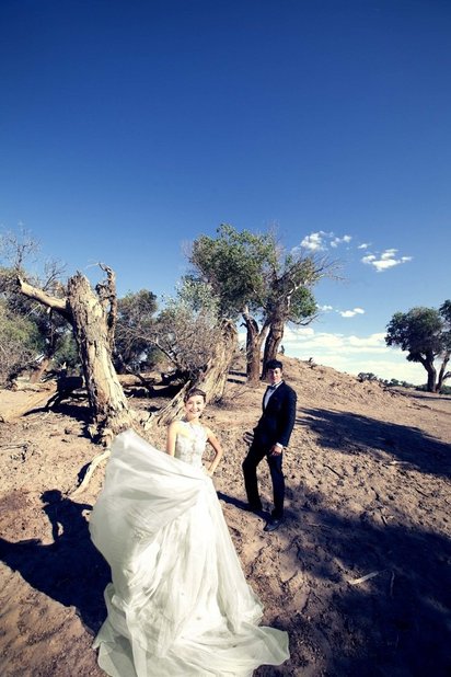 美炸! 何潤東沙漠婚紗照 與妻相識9週年曝光 | 