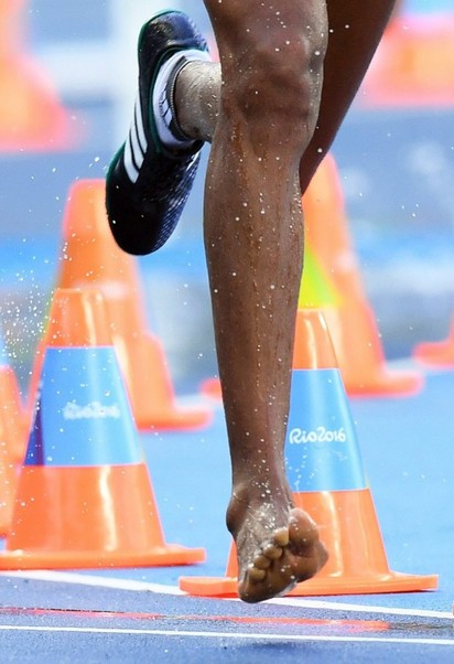 光腳忍痛跑完 衣索比亞選手申訴獲晉級 | 迪蘿忍痛跑完最後的1000公尺。(翻攝歐新社)