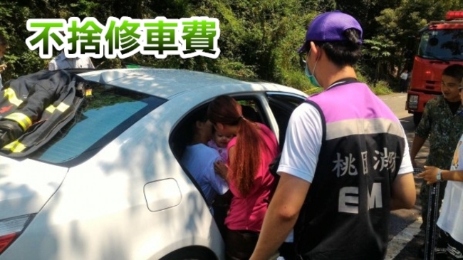 女嬰受困BMW一小時 因父母不捨破車窗 | 華視新聞