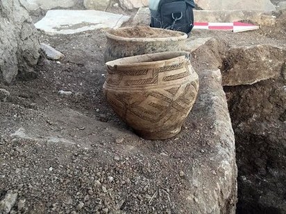 哈薩克發現金字塔遺跡 比埃及早1千年 | 目前出土的陶罐。(翻攝每日郵報)