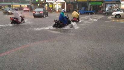【影】 豪雨下不停 高雄市區多處淹水 | 
